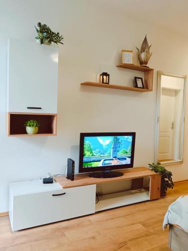 TV a/nebo společenská místnost v ubytování Alacaster B apartman