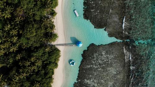 an aerial view of a beach and the ocean at Moro Kihaadhoo in Kihaadhoo