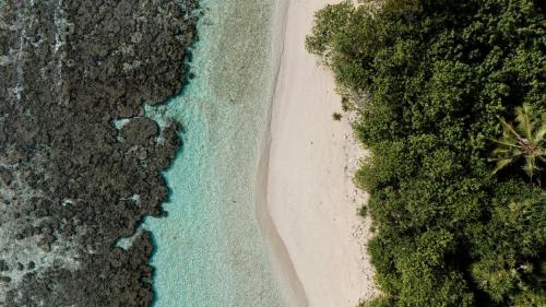an aerial view of a beach and the ocean at Moro Kihaadhoo in Kihaadhoo