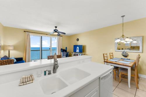 una cucina e una sala da pranzo con vista sull'oceano di Celadon #2007 a Panama City Beach