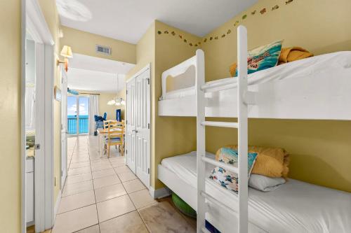 una camera con letti a castello e una sala da pranzo di Celadon #2007 a Panama City Beach
