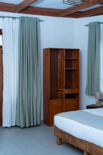 Una cama o camas en una habitación de Footprints - Kinigi
