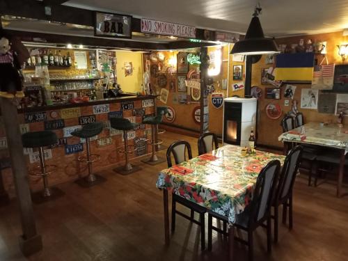 un ristorante con tavolo e sedie e un bar di Camping La Perle a La Rochette