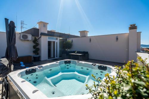 Zara Penthouse with top roof terrace and hot tub