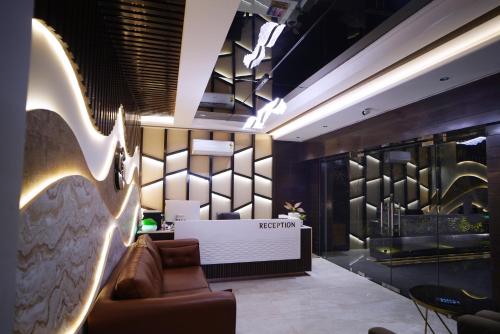 グワーリヤルにあるHotel Siya Ramayaのロビー(ソファ付)、フロントデスク