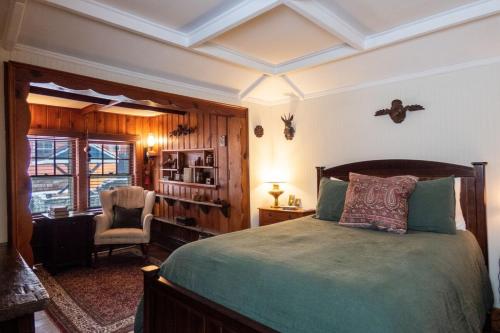 Un pat sau paturi într-o cameră la Enchanted Fox Dell Cottage