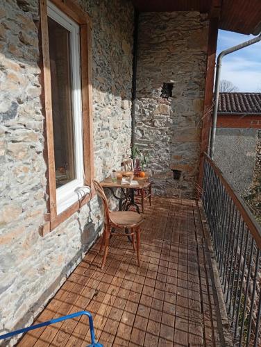 un patio avec une table et une fenêtre dans l'établissement Chez Olive et Garance, à Couret