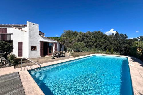 une piscine devant une maison dans l'établissement Villa for 6 people - Pool, à Villeneuve-Loubet