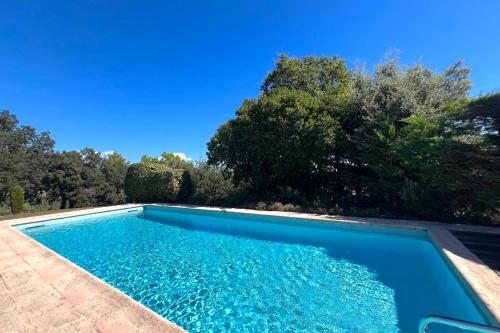 - une piscine dans une cour arborée dans l'établissement Villa for 6 people - Pool, à Villeneuve-Loubet