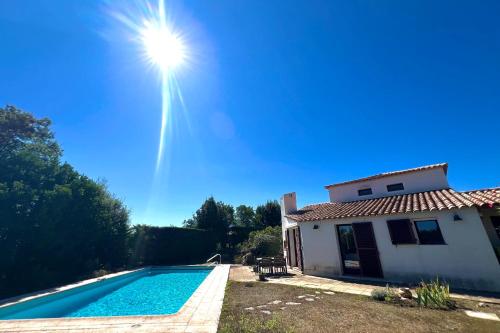 une villa avec piscine devant une maison dans l'établissement Villa for 6 people - Pool, à Villeneuve-Loubet