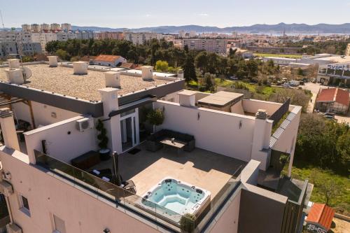 Zara Penthouse with top roof terrace and hot tub