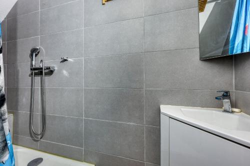 ein Badezimmer mit Dusche und Waschbecken in der Unterkunft Katikias - Duplex climatisé vue mer in Bandol