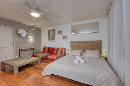 ein Schlafzimmer mit einem großen Bett und einer Couch in der Unterkunft Katikias - Duplex climatisé vue mer in Bandol