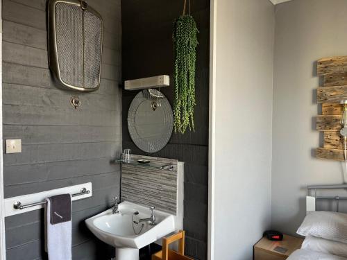 Bilik mandi di Kelston Guest House