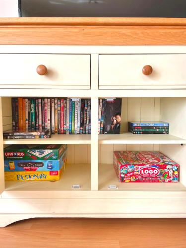 a book shelf filled with lots of books at Medway Hot Tub Lodge in South Cerney