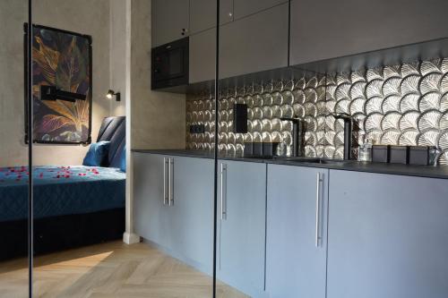 Posteľ alebo postele v izbe v ubytovaní Apartament z Jacuzzi w Sercu Krakowa