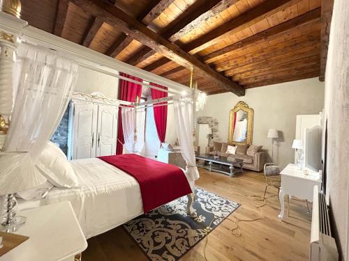 - une chambre avec un lit blanc et des rideaux rouges dans l'établissement Château de la Rive - Suite Prestige - Chambre 2 personnes, à Cruet