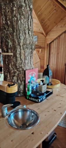 - un comptoir de salle de bains avec un lavabo et un arbre dans l'établissement SHERWOOD TREE, à Étretat