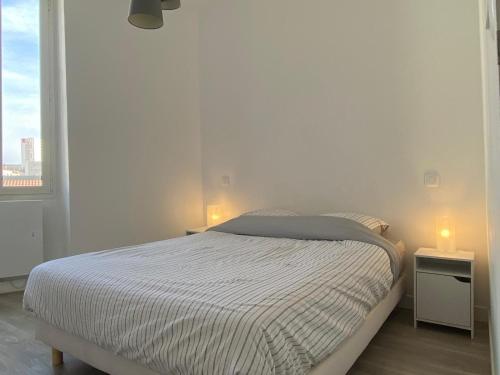 Ένα ή περισσότερα κρεβάτια σε δωμάτιο στο T2 Moderne & Lumineux À Deux Pas du Vieux-Port !