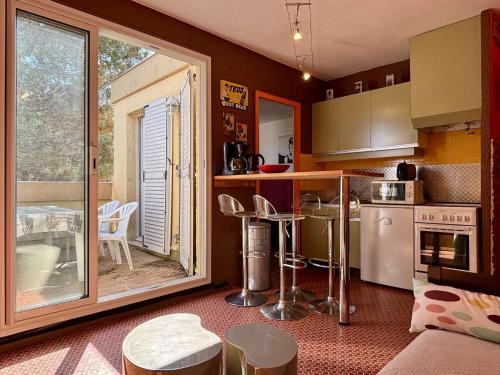 une cuisine avec un comptoir et une table dans l'établissement Appartement 2 pièces 4 couchages ARGELES SUR MER AR450-1721, à Argelès-sur-Mer