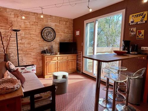 un salon avec une table et une fenêtre dans l'établissement Appartement 2 pièces 4 couchages ARGELES SUR MER AR450-1721, à Argelès-sur-Mer