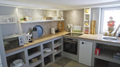 Una cocina o cocineta en GUEST HOUSE PRIVAL.CLUB