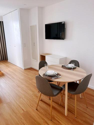 Downtown Studio 80 meters to metro and Free Parking