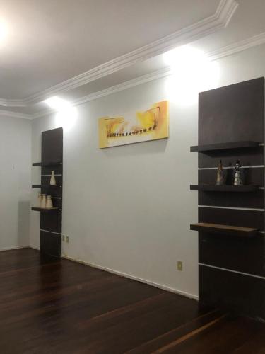 a room with a white wall with black shelves at Pousada Recanto do Sabiá in Barcarena
