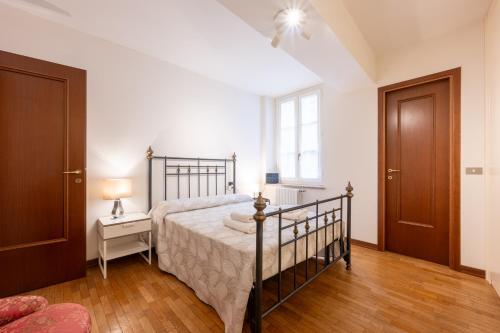 une chambre avec un lit, une table et une fenêtre dans l'établissement Large Apartment in the Historic Center of Parma, à Parme