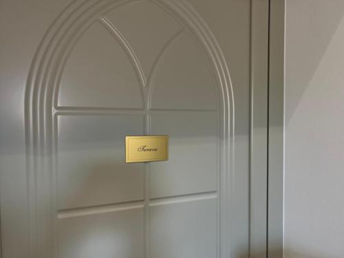 a door with a sign that says dean on it at Résidence Cas’Antica in Propriano