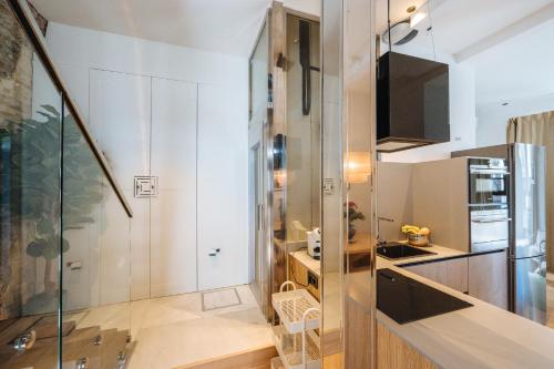 eine kleine Küche mit einer Spüle und einer Theke in der Unterkunft Al Sur Home in Sevilla