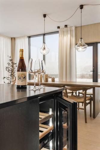 Nápoje v ubytování Lofoten luxury with seaview sauna and jacuzzi