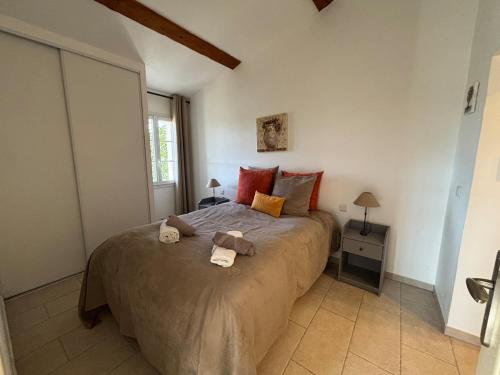 ein Schlafzimmer mit einem großen Bett mit zwei Handtüchern darauf in der Unterkunft Comfort studio, fully equipped! in Saint-Paul-de-Vence