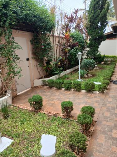a garden in front of a house at Chalet Rustico da Elena com Sauna y Jacuzzi Unicep in São Carlos