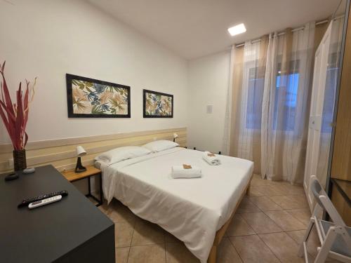 ボローニャにあるLa Ca' Maggiore Affittaly Apartmentsのベッドと机と窓のある寝室