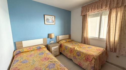 pokój hotelowy z dwoma łóżkami i oknem w obiekcie Apartamentos Esmeralda Unitursa w mieście Calpe