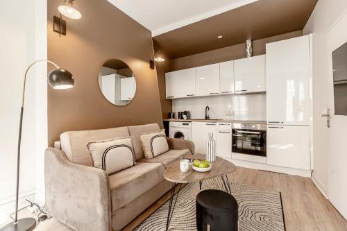 un salon avec un canapé et une table dans l'établissement A21#Republique # Marais # 1BedRoom # Paris03 # AC, à Paris
