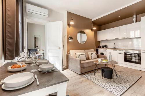 une cuisine et un salon avec une table et un canapé dans l'établissement A21#Republique # Marais # 1BedRoom # Paris03 # AC, à Paris
