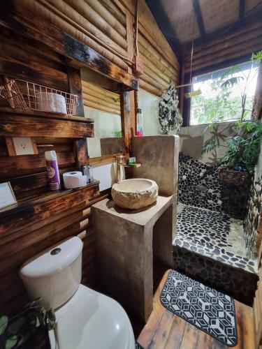 a bathroom with a tub and a toilet and a shower at Mágica Cabaña con jacuzzi en Santa Elena in Santa Elena