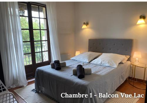 ein Schlafzimmer mit einem Bett und einem großen Fenster in der Unterkunft Maison Le Balcon du Lac in Les Salles-sur-Verdon