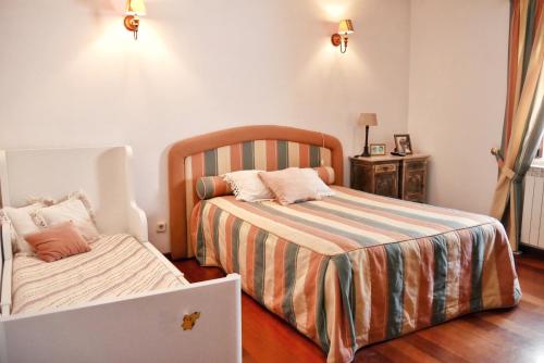 a bedroom with a bed and a laptop computer at Quinta de Fornelo - Família Campos in Amarante