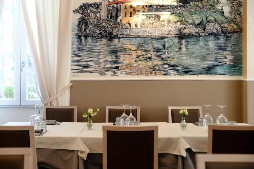 Un restaurante u otro lugar para comer en Hotel Ristorante La Vignetta Cernobbio
