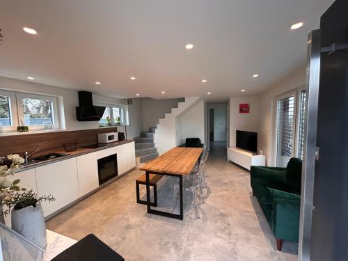 une cuisine et un salon avec une table et un canapé dans l'établissement L'Impasse, à Wintzenheim