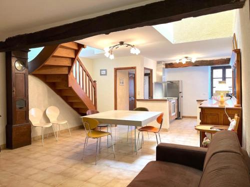 un salon avec une table et une cuisine dans l'établissement La rive du Viaur, à Pampelonne
