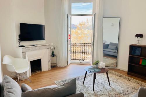 un salon avec un canapé et une cheminée dans l'établissement Laure - Luminous Cozy Sampiero - by TGB, à Ajaccio