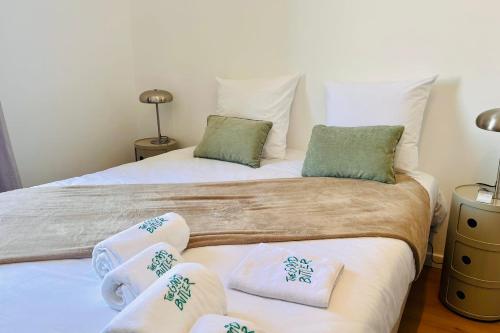 une chambre avec deux lits avec des serviettes dessus dans l'établissement Laure - Luminous Cozy Sampiero - by TGB, à Ajaccio