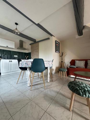 - un salon avec deux tables et un canapé dans l'établissement L'Ostalet, à Saint-Marcel-dʼArdèche