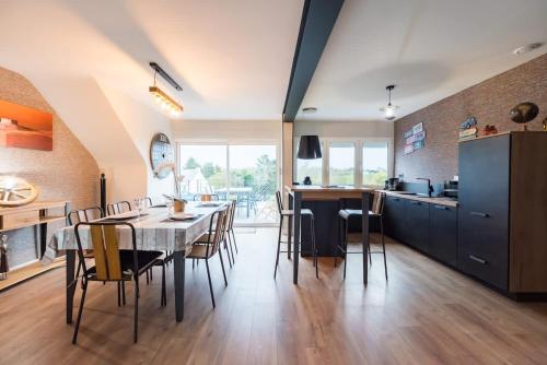 a kitchen and dining room with a table and chairs at Maison avec terrasse proche plage et port de Binic in Binic-Etables-sur-Mer