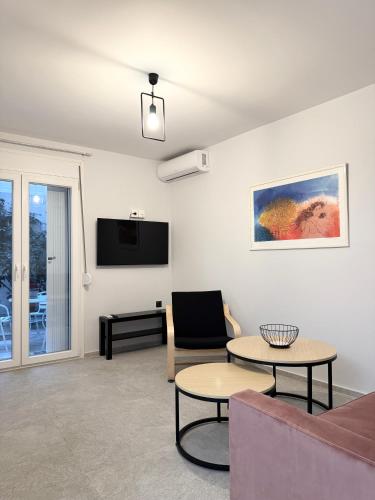 Cozy Apartment with Acropolis View Rooftop Access