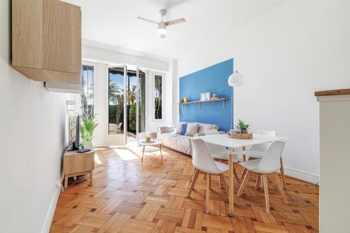 un salon avec une table et un canapé dans l'établissement Promenade des Anglais 2 Bdr Large Terrace, à Nice